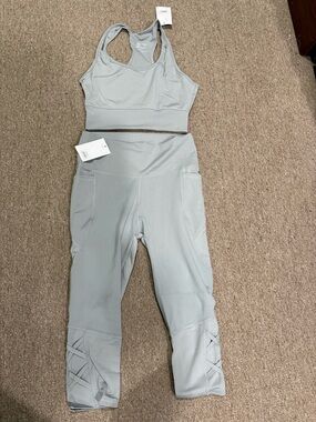 High-Waist Capri Leggings & Racerback Sports Bra Set - Light Sage SIZE L/XL
